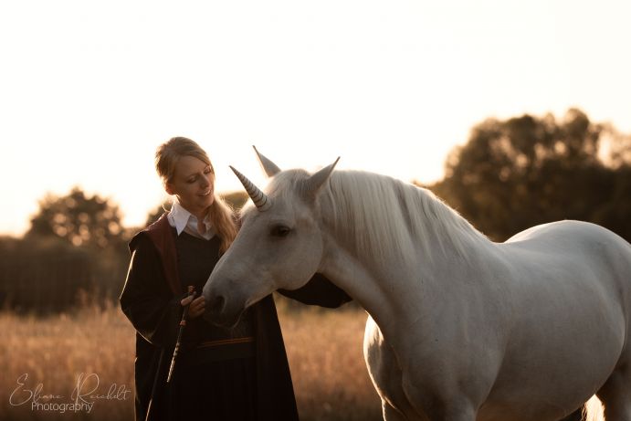Gryffindor-Schülerin mit Einhorn